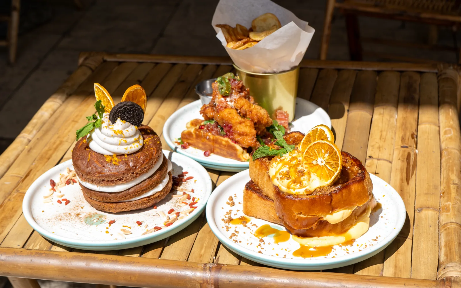Brunch egy bambuszasztalon a Cookie Beaconnél: Carrot-Cake Pancakes, Chicken & Waffles Stack és vastag szeletes francia pirítós
