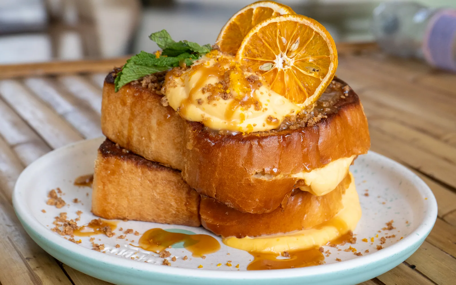 Toast franțuzesc cu cremă caramelizată și sos de caramel sărat, la Cookie Beacon