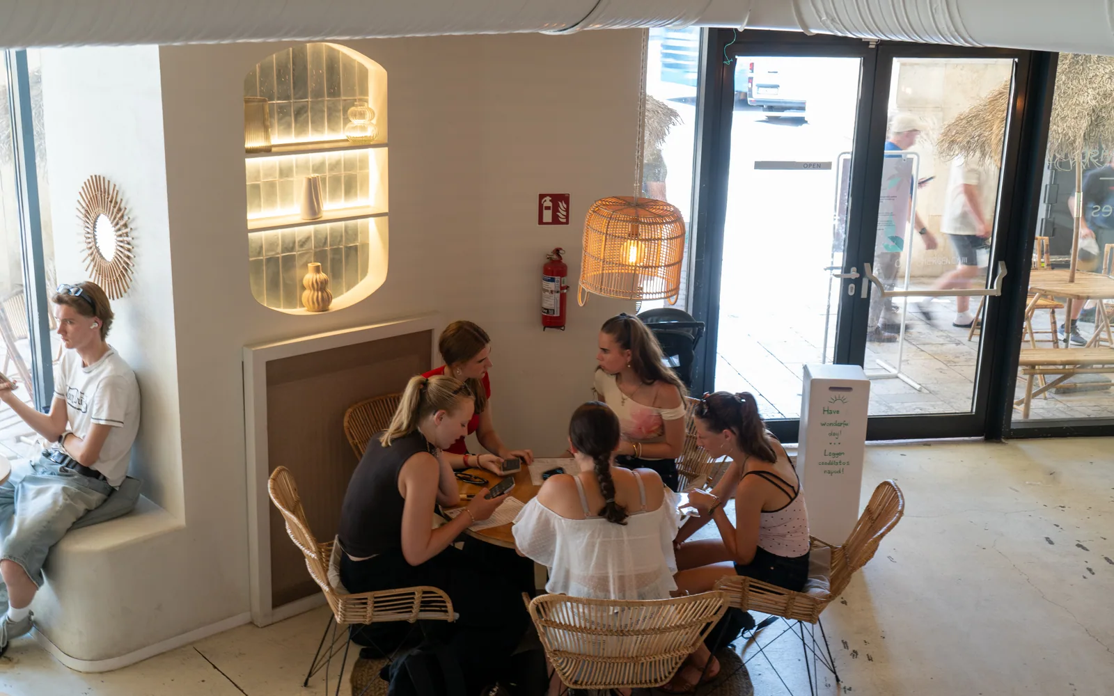 Barátok brunch közben a Cookie Beacon Ferenciek téri helyén, Budapesten