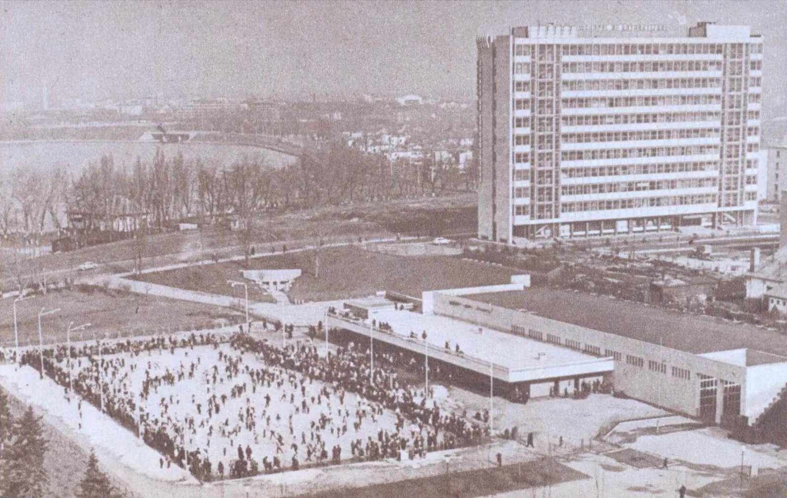 Patinoarul artificial Floreasca într-o fotografie publicată în 1965, de sus, cu lumea pe gheață, clădirea patinoarului și Lacul Floreasca în fundal