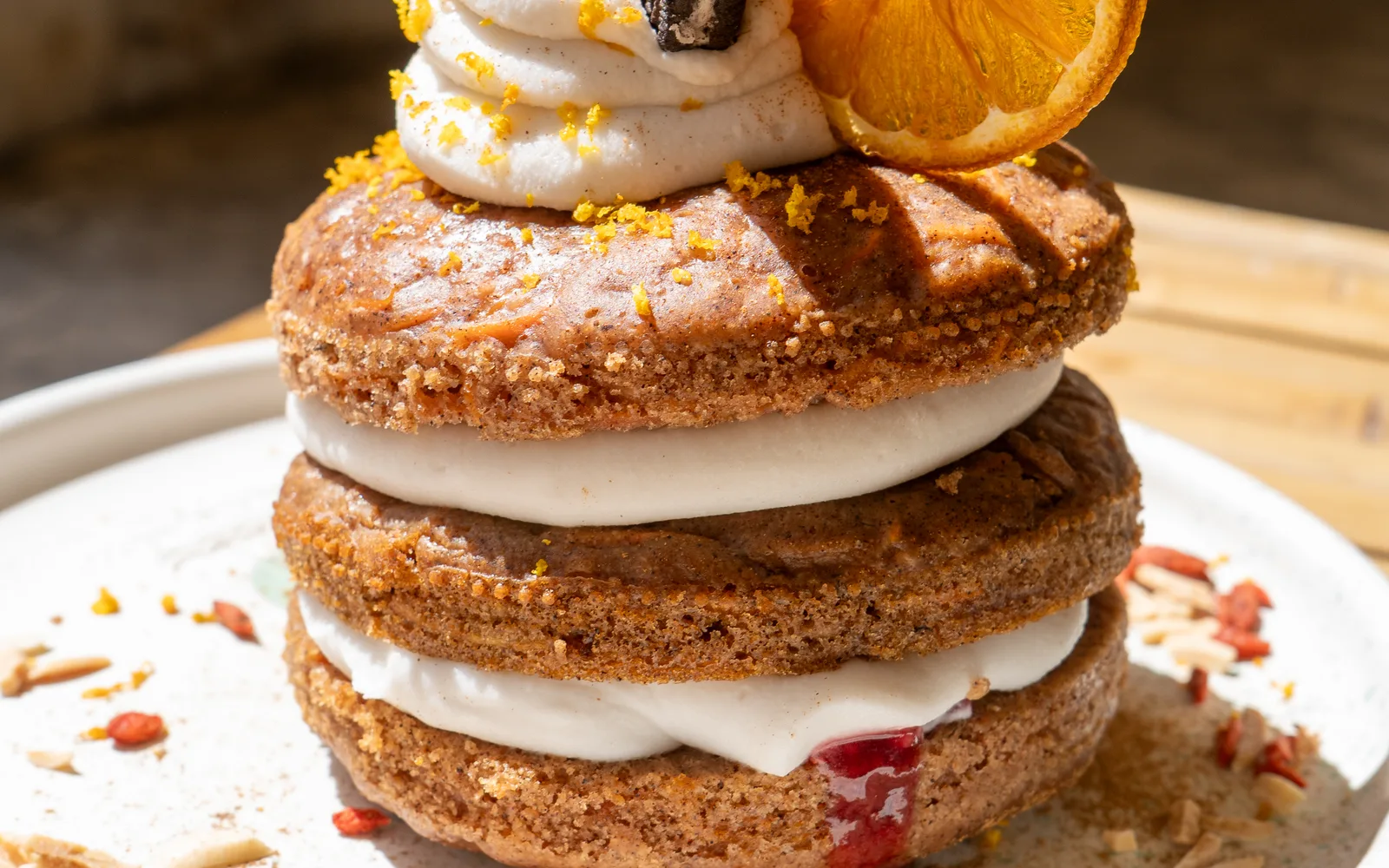 Vegán Carrot-Cake Pancakes torony kókuszkrémmel, aszalt naranccsal, gojival és mandulával a Cookie Beacon budapesti brunch-helyén