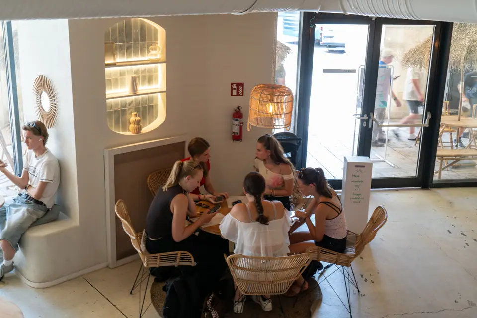 A group of friends sharing brunch at a round table near the door at Cookie Beacon Ferenciek tere