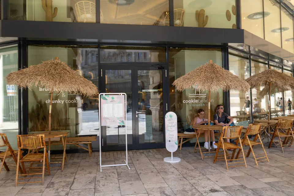 The glass frontage and pavement terrace of Cookie Beacon at Ferenciek tere 1 in Budapest's Belváros