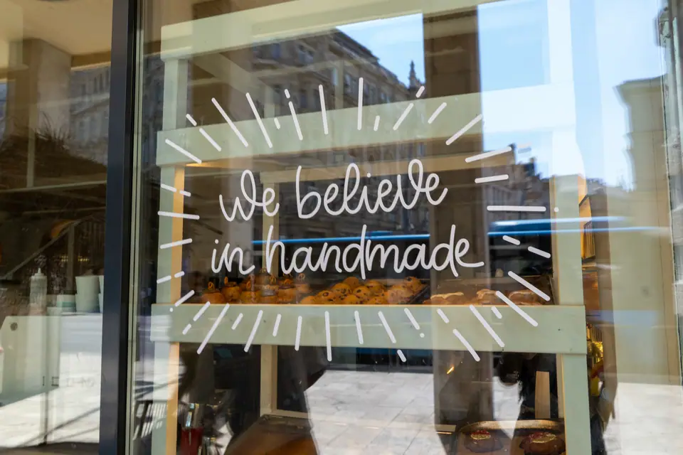 "We believe in handmade" hand-lettered on the window of Cookie Beacon at Ferenciek tere, Budapest